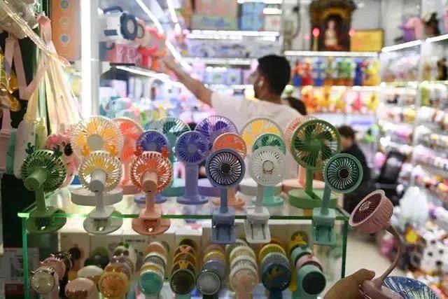 △近期，客商在浙江義烏國際商貿(mào)城采購商品。