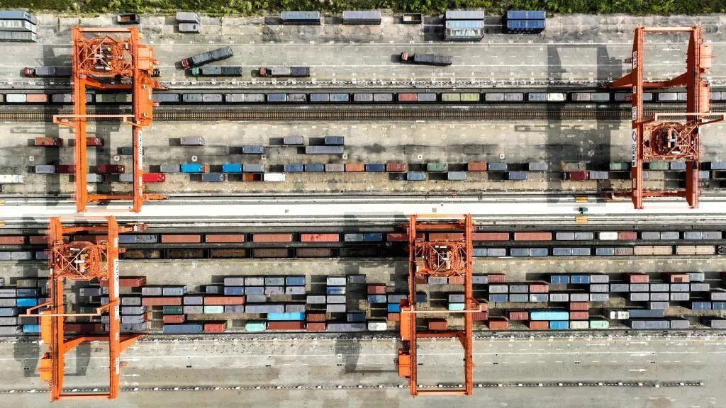 △2023年11月12日，火車在廣西欽州港碼頭裝運集裝箱。