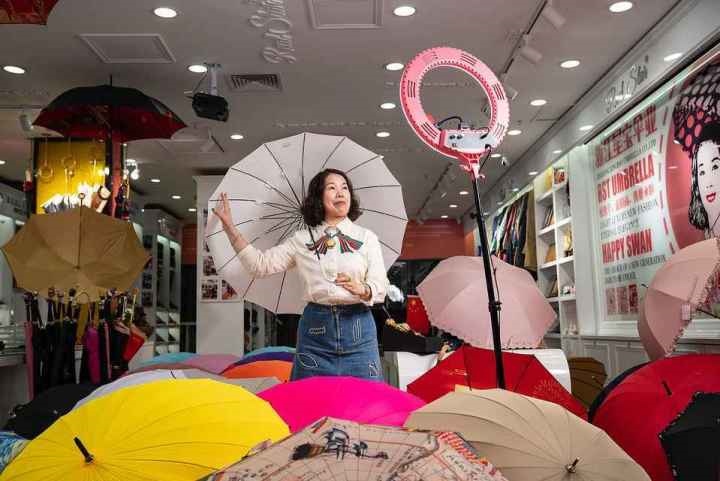 在義烏打拼了27年的商戶張吉英，正通過直播銷售雨傘。義烏市委宣傳部供圖