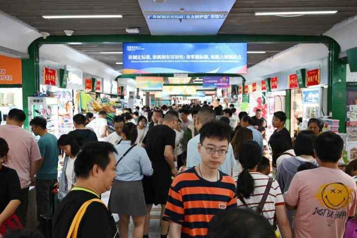 國慶長假期間，“世界超市”摩肩接踵。共享聯(lián)盟·義烏 吳峰宇 攝