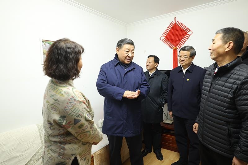 2023年11月10日，習(xí)近平總書記在河北保定涿州市永濟(jì)秀園小區(qū)居民董彩英家看望慰問。