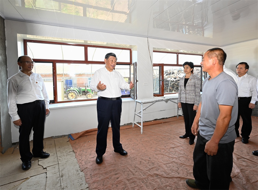2023年9月7日，在遭受洪澇災(zāi)害的黑龍江尚志市老街基鄉(xiāng)龍王廟村，習(xí)近平總書記走進(jìn)村民楊春貴家中，察看受損房屋修繕情況。