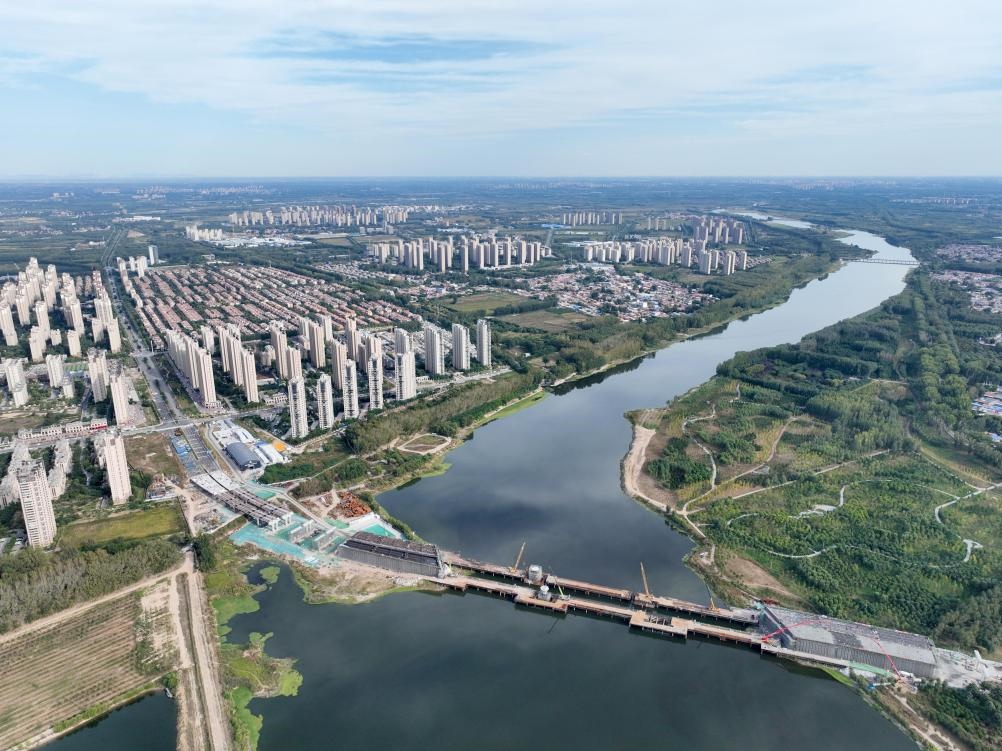 2023年10月拍攝的跨潮白河大橋施工現(xiàn)場。 新華社記者 邢廣利 攝