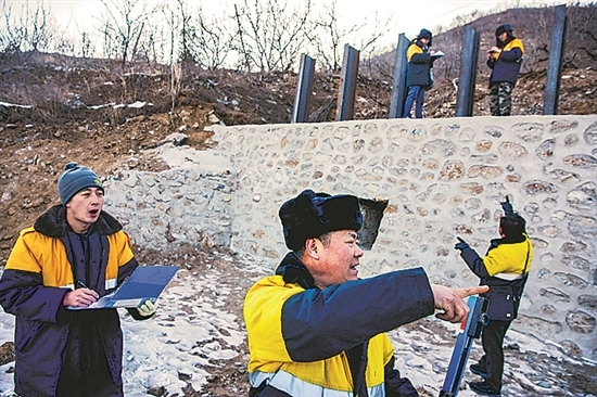 1月15日，門頭溝區(qū)妙峰山鎮(zhèn)，來自中國鐵路北京局的單秀松（左二）與同事正在鐵路線上進行防洪隱患排查工作。