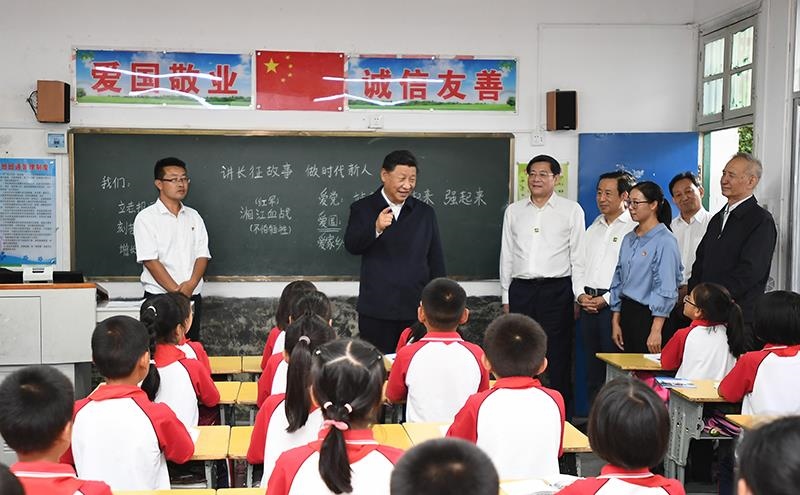 △2020年9月16日，習近平總書記在湖南郴州市汝城縣文明瑤族鄉(xiāng)第一片小學，同正在上思政課的同學們親切交流。