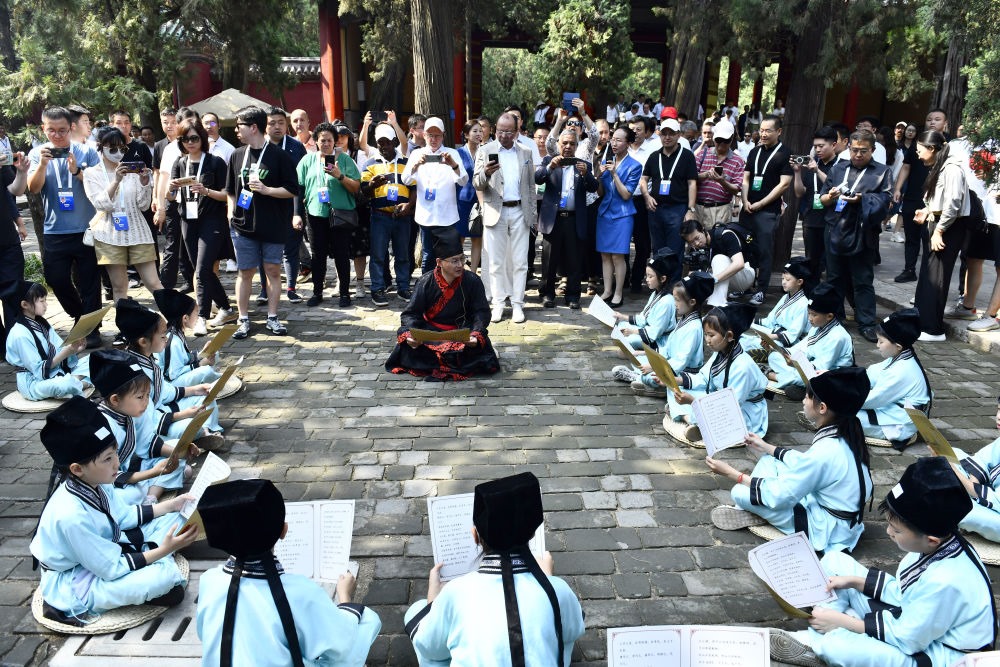 2023年6月27日，在曲阜孔廟，嘉賓和游客在聆聽(tīng)孩子們誦讀《論語(yǔ)》。