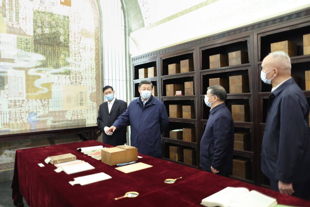 2023年6月1日下午，習(xí)近平在位于北京的中國(guó)國(guó)家版本館考察時(shí)，在蘭臺(tái)洞庫(kù)了解館藏精品版本保存情況。新華社記者 鞠鵬 攝