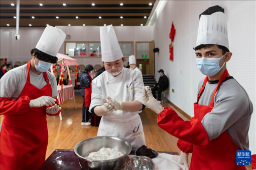 1月28日，在復(fù)旦大學(xué)第二附屬學(xué)校，美國(guó)馬斯卡廷中學(xué)學(xué)生展示自己制作的湯圓。 新華社記者 王翔 攝