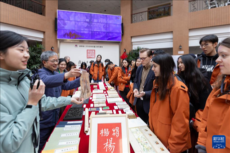 1月29日，在復(fù)旦大學(xué)，美國(guó)馬斯卡廷中學(xué)學(xué)生了解中國(guó)古籍裝幀與修復(fù)技術(shù)。 新華社記者 王翔 攝