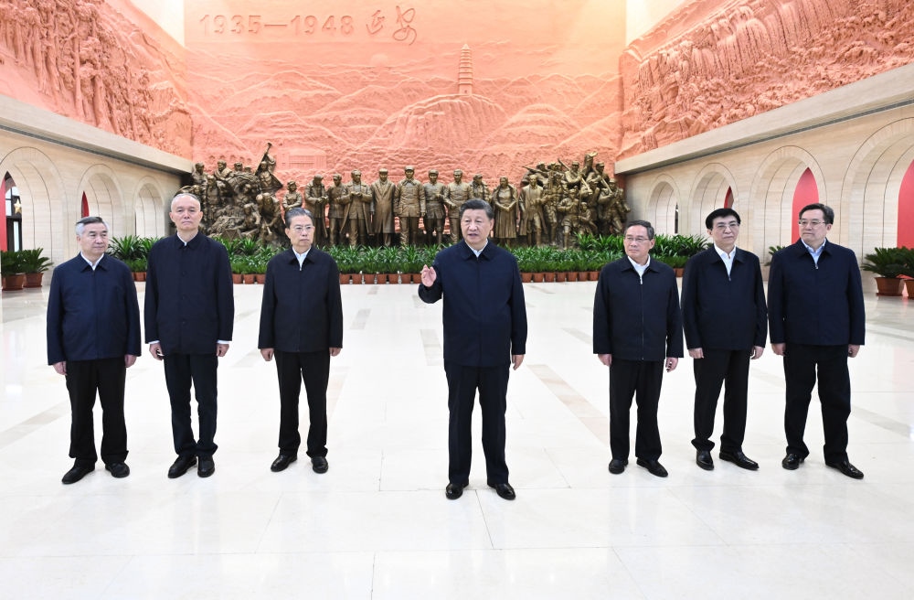 2022年10月27日，習(xí)近平在延安革命紀(jì)念館參觀《偉大歷程——中共中央在延安十三年歷史陳列》結(jié)束時(shí)發(fā)表重要講話。新華社記者 燕雁 攝