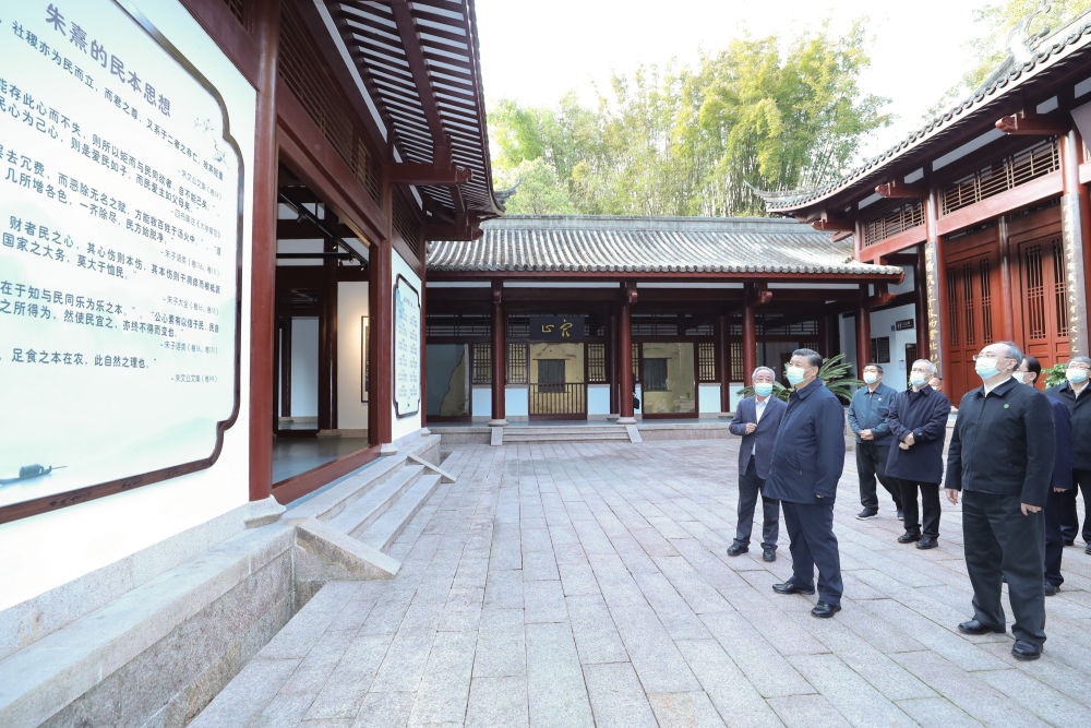 2021年3月22日，習(xí)近平在福建省南平武夷山朱熹園，了解朱熹生平及理學(xué)研究等情況。新華社記者 鞠鵬 攝