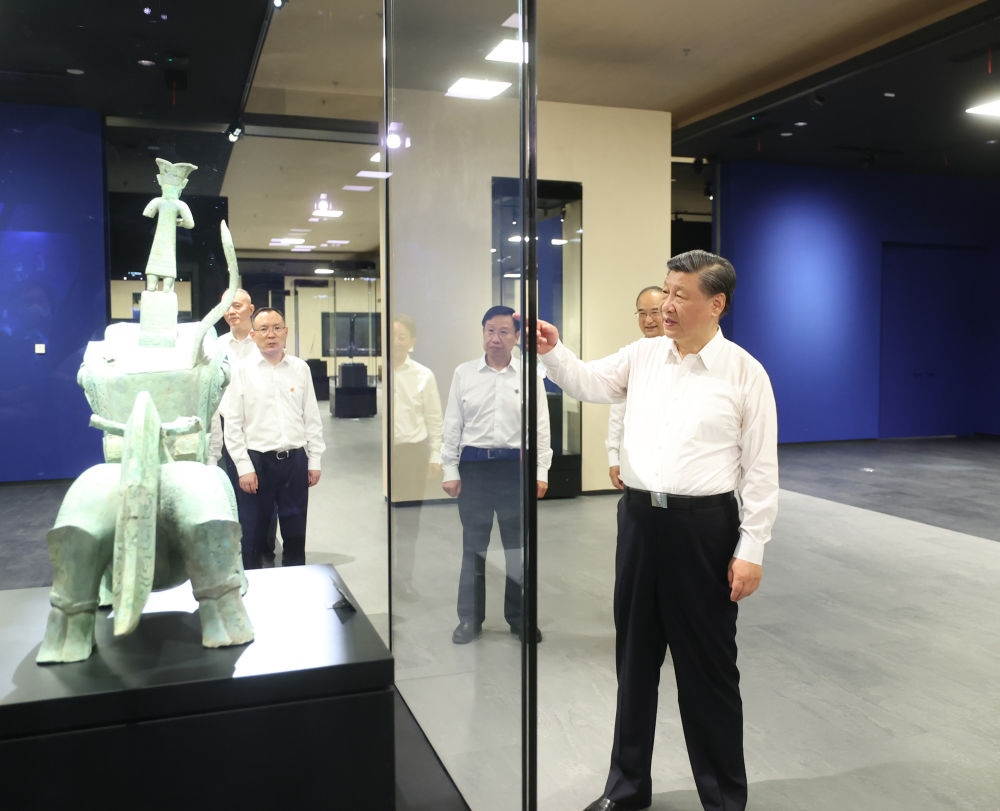 2023年7月26日下午，習(xí)近平在位于四川省德陽(yáng)市廣漢市的三星堆博物館新館參觀。新華社記者 鞠鵬 攝