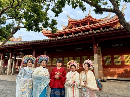 泰國留學(xué)生頭戴蟳埔簪花圍在開元寺留影。人民網(wǎng)記者 金慧慧攝