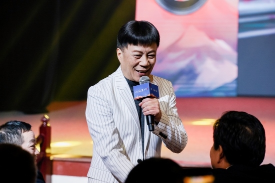 “何以中國·向海泉州”網(wǎng)絡(luò)主題活動現(xiàn)場，陳百潭演出時與觀眾互動。泉州廣播電視臺供圖