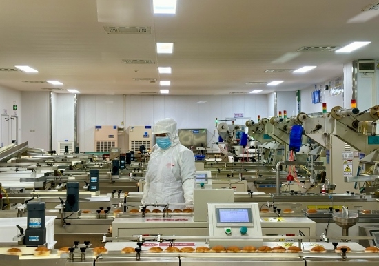 盼盼5G智慧工廠生產(chǎn)線正在進(jìn)行產(chǎn)品質(zhì)檢。人民網(wǎng)記者 金慧慧攝