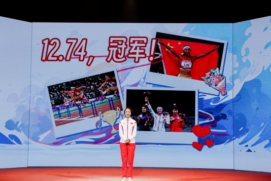 “何以中國·向海泉州”網(wǎng)絡(luò)主題活動現(xiàn)場，林雨薇講述奪冠經(jīng)歷。泉州廣播電視臺供圖