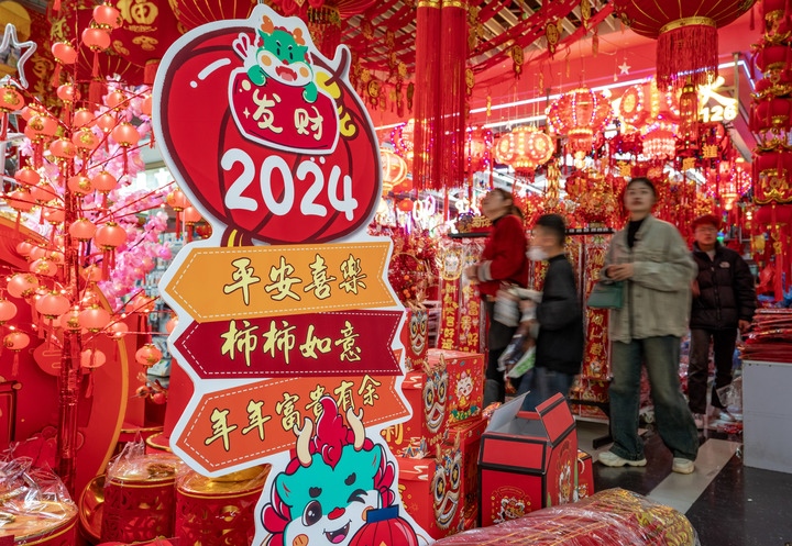 1月11日，顧客在昆明新螺螄灣國際商貿(mào)城選購節(jié)日飾品。新華社記者 陳欣波 攝