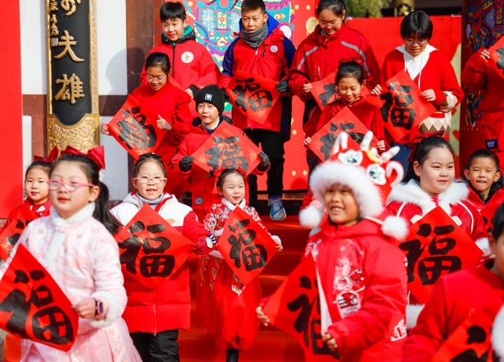 2月2日，小朋友在濟(jì)南五龍?zhí)毒皡^(qū)參加送福字活動。新華社發(fā)（徐舟攝）