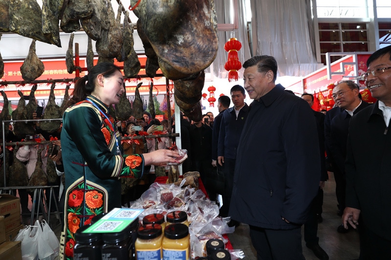 2020年1月19日至21日，中共中央總書記、國家主席、中央軍委主席習近平來到云南，看望慰問各族干部群眾，向全國人民致以新春祝福。這是20日下午，習近平在昆明新春購物博覽會年貨街，了解春節(jié)前市場供應(yīng)情況。新華社記者 鞠鵬 攝