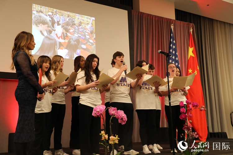 馬斯卡廷中學的學生們還深情演唱了表現中美兩國人民友誼的歌曲《情緣留住永恒的記憶》。 人民網記者 李志偉攝