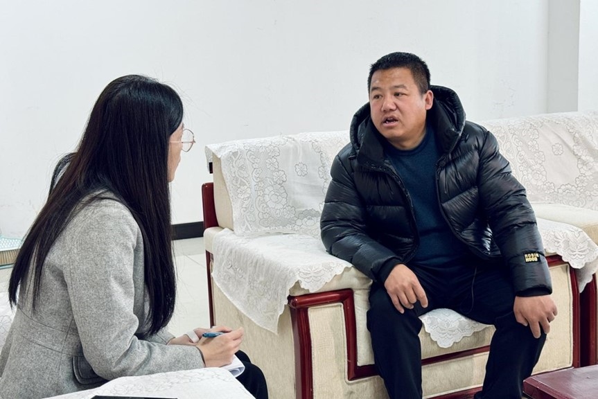 人民網(wǎng)記者采訪“在水一方”小區(qū)住戶。人民網(wǎng) 高清揚攝
