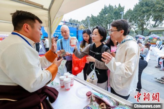 圖為廣州市民體驗(yàn)果洛特產(chǎn)。 果洛州文體旅游廣電局 供圖