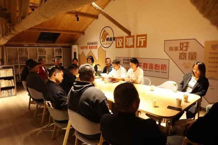 △浙江金華武義縣后陳村“鄰舍家”協(xié)商議事會討論舊村改造事宜。