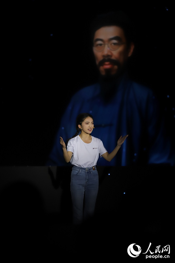 數(shù)字人“聞一多”與青年學生隔空對話。人民網(wǎng)記者 李發(fā)興攝