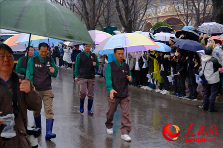 飼養(yǎng)員姜哲遠(yuǎn)和宋永寬為“福寶”開(kāi)路送行。人民網(wǎng) 李帆攝