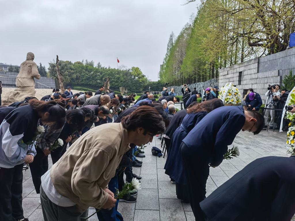 人們面向“哭墻”鞠躬。新華社記者邱冰清 攝