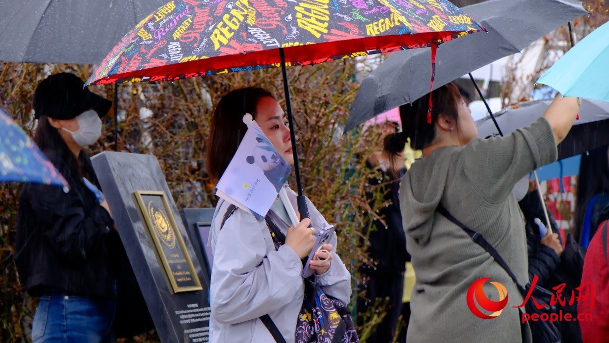 粉絲注視“福寶”車輛，滿眼不舍。 人民網(wǎng) 李帆攝