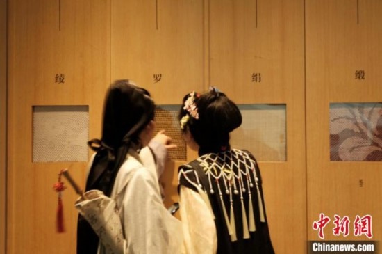 身著漢服的年輕人在中國(guó)絲綢博物館里看展。毛瑜 攝
