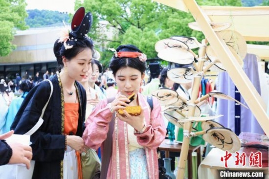 漢服愛(ài)好者逛集市。中國(guó)絲綢博物館 供圖