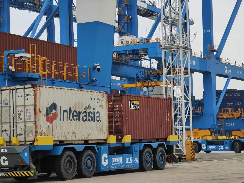 在欽州自動化集裝箱碼頭，智能導引運輸車在運送集裝箱。新華社記者趙歡 攝