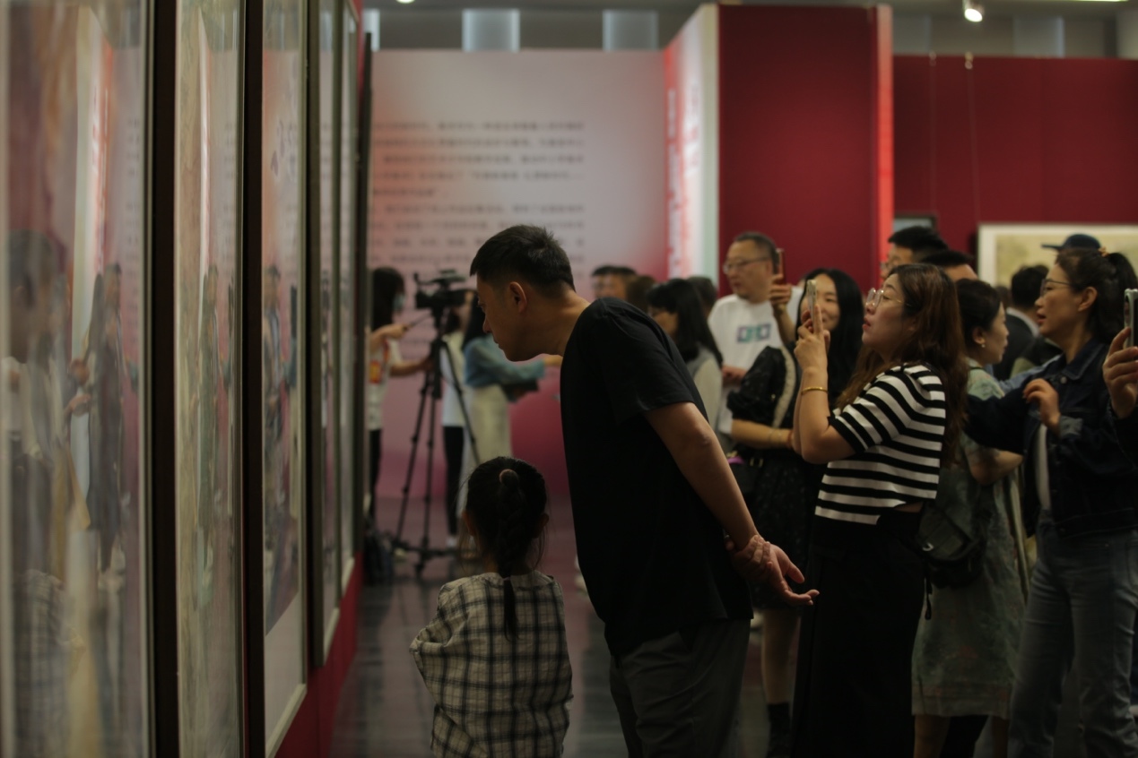 嘉賓及教研員、教師代表參觀展覽。主辦方供圖