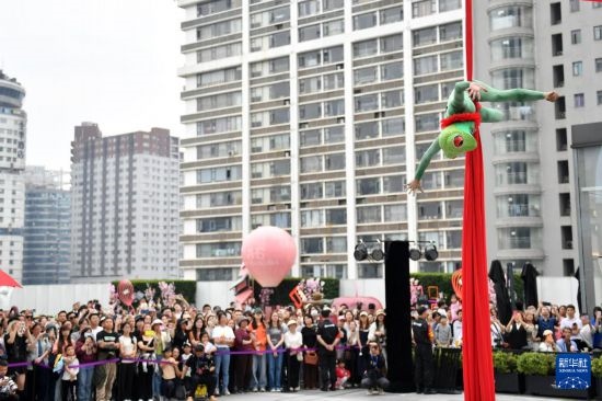 5月7日，演員在長沙國金中心表演木偶劇。新華社記者 陳振海 攝