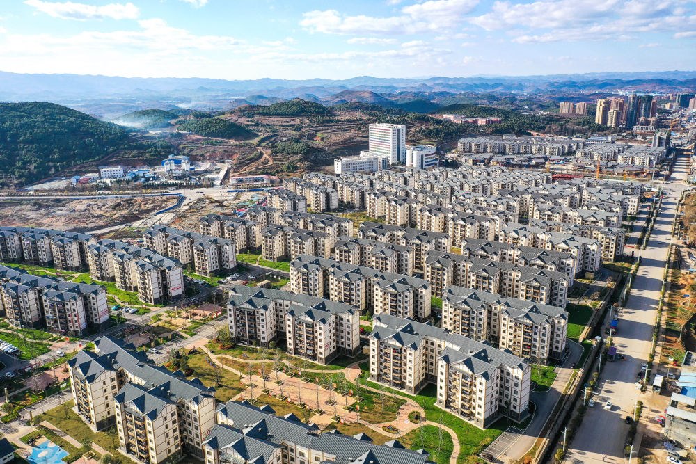 貴州省威寧縣五里崗街道朝陽新城易地扶貧搬遷安置小區(qū)（2021年11月28日攝，無人機照片）。新華社記者 楊文斌 攝