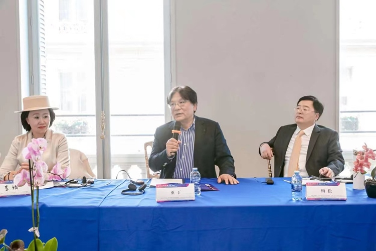 法中交流促進(jìn)會(huì)會(huì)長(zhǎng)、作家、翻譯家、法國(guó)最高榮譽(yù)騎士勛章獲得者亞丁發(fā)言（圖片：中國(guó)傳媒大學(xué)