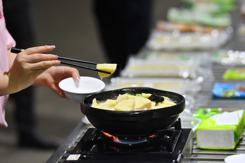 2024年5月9日，福建省三明市極野食品有限公司工作人員在試吃竹筍食品。新華社記者 姜克紅 攝