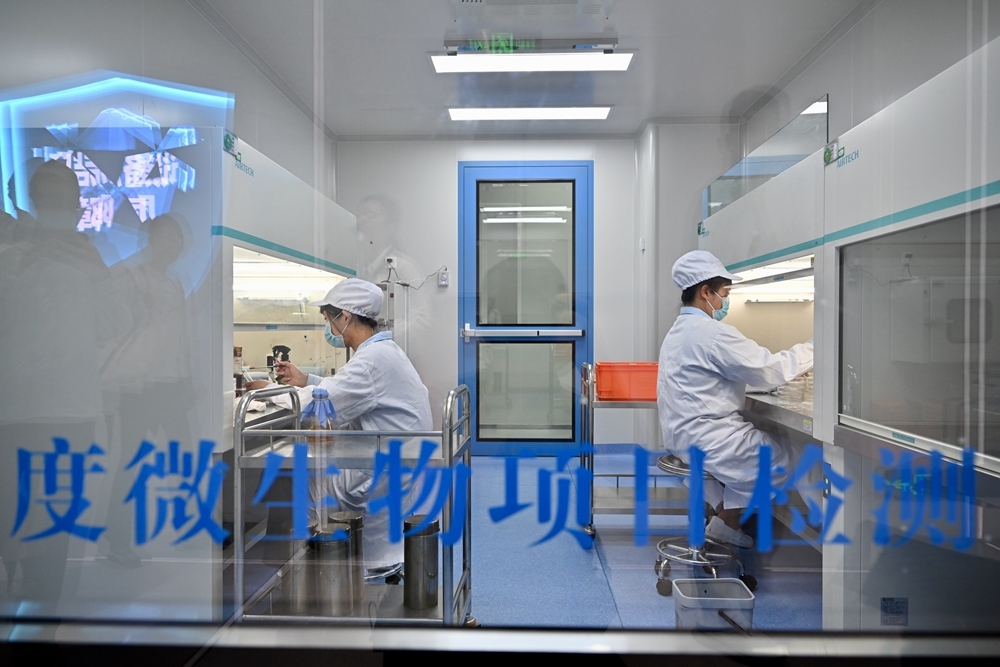 2024年5月8日，福建長(zhǎng)富乳品有限公司工作人員在對(duì)乳品進(jìn)行微生物項(xiàng)目檢測(cè)。新華社記者 姜克紅 攝
