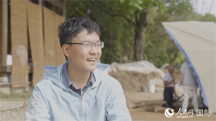 四川省文物考古研究院館員許丹陽(yáng)接受人民網(wǎng)采訪。人民網(wǎng)記者 張榮攝