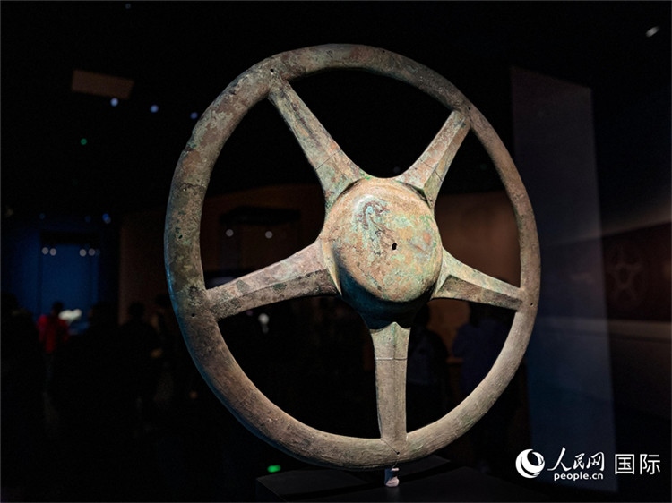 三星堆博物館中展出的太陽(yáng)輪。人民網(wǎng)記者 羨江楠攝