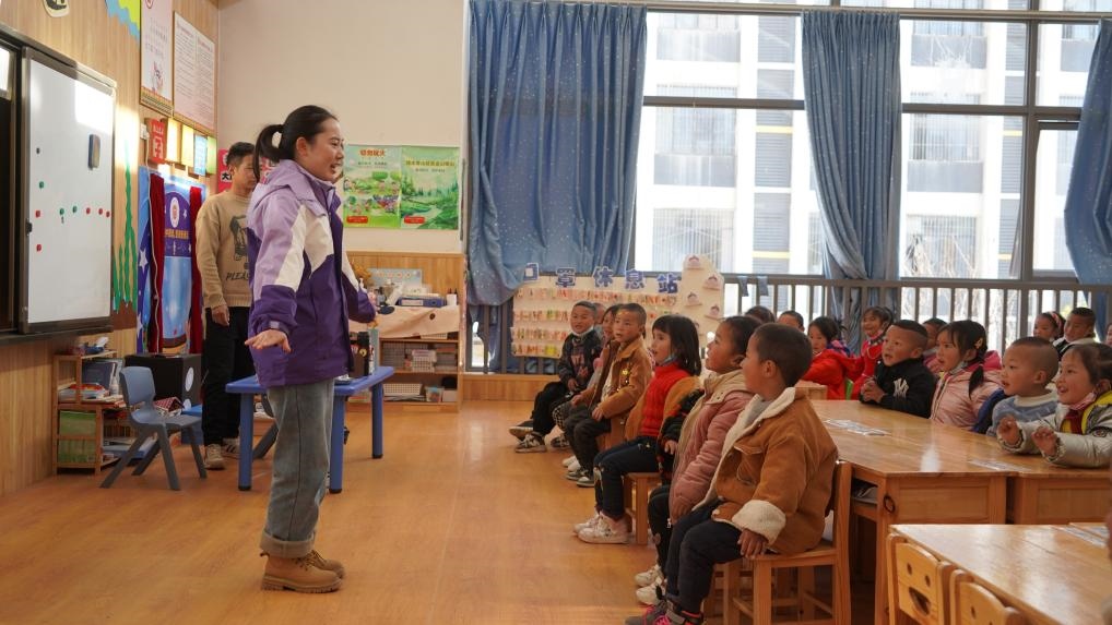  孩子們在昭覺縣易地扶貧搬遷縣城集中安置點沐恩邸社區(qū)幼兒園上課。新華社記者 尹恒 攝