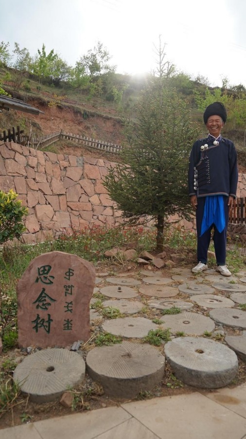 吉地爾子站在“思念樹”前。新華社記者 尹恒 攝