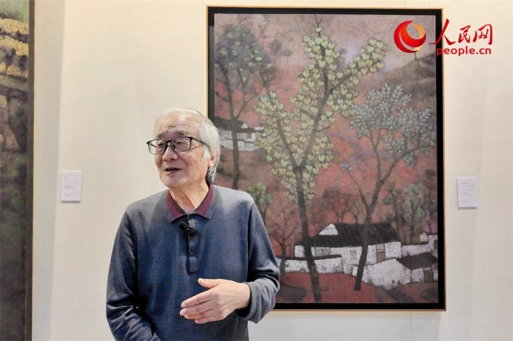 中央文史研究館書畫院院部委員、清華大學(xué)吳冠中藝術(shù)研究中心副主任王秦生正在接受人民網(wǎng)的采訪。人民網(wǎng)記者 劉微攝