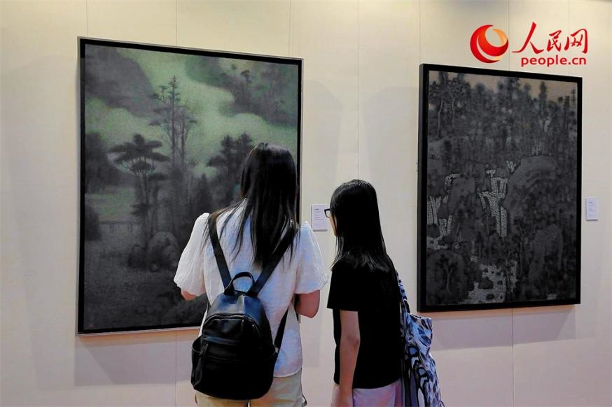 觀眾正在觀賞王秦生畫作《云山幽趣》。人民網(wǎng)記者 劉微攝
