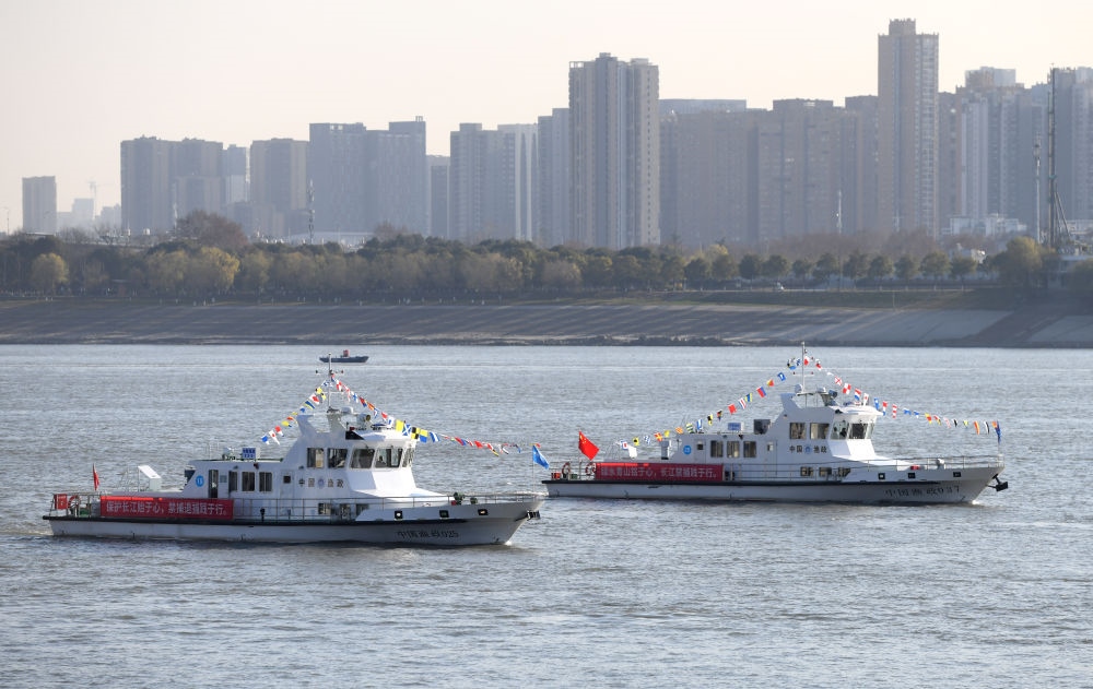 漁政執(zhí)法船隊從長江武漢段江面駛過，啟動長江流域重點水域“十年禁漁”（2020年12月31日攝）。新華社記者 程敏 攝