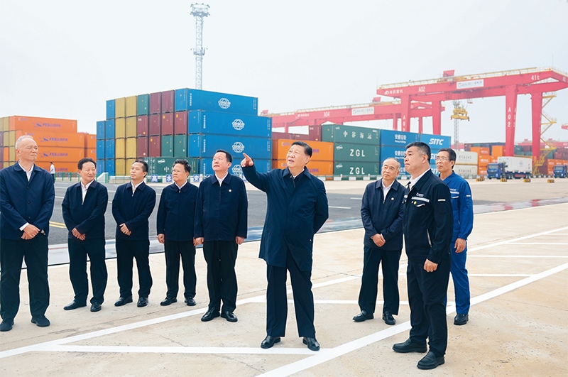 2024年5月22日至24日，中共中央總書記、國家主席、中央軍委主席習近平在山東考察。這是22日下午，習近平在日照港察看全自動化集裝箱碼頭作業(yè)場景。 新華社記者 鞠鵬/攝