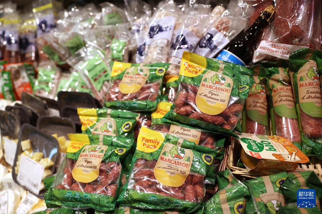 這是5月31日在比利時(shí)布魯塞爾一家超市拍攝的各類食品。新華社記者 趙丁喆 攝