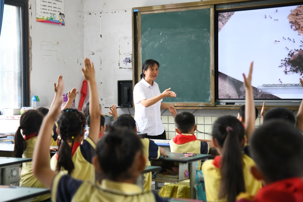 5月31日，學(xué)生在科學(xué)課上與老師互動(dòng)。新華社記者 胥冰潔 攝